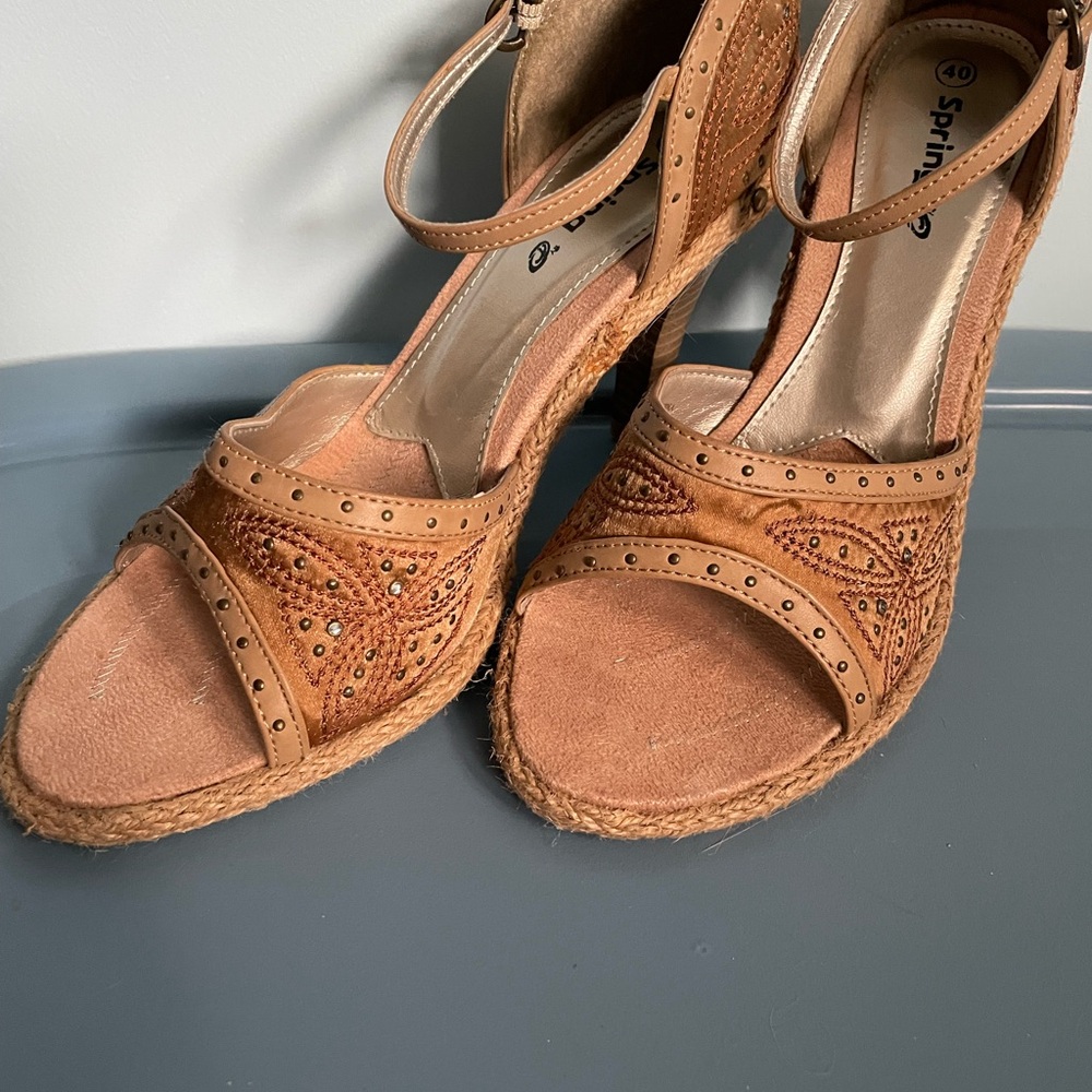 Women's Tan Embossed Heel - Picture 1 of 8